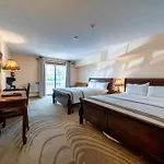 Fullerton Manor Inn
