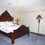 Fullerton Manor Inn
